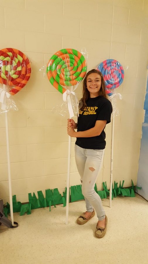 Senior+Caitlyn+Erdman+shows+off+her+%27lollipops%27+she+created+out+of+pool+noodles%2C+duct+tape%2C+and+pvc+pipe.