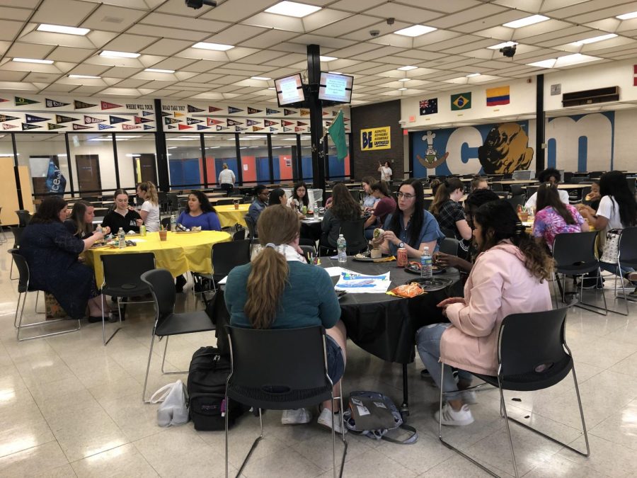 Here teachers and students invited to the Women in Arts Luncheon are eating and having table discussions before the activities start. 
Photo Credits: Vrunda Raj