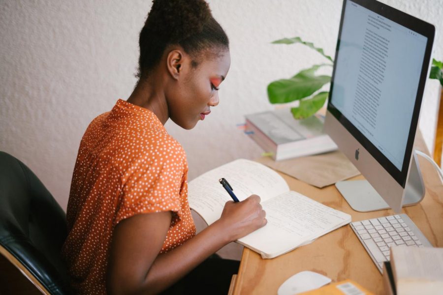 The girl in this picture is efficiently studying from home in an organized workspace.

Photo credit: Pexels